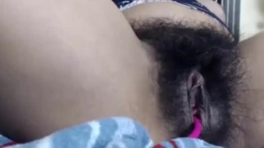 MILF pelosa fa sesso anale in webcam