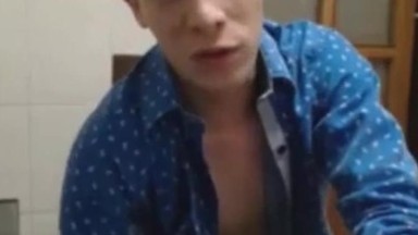 Masturbazione in webcam di un ragazzo che mangia sperma