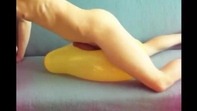 Twink si gobba il palloncino giallo per venire