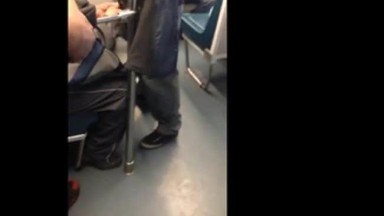 Il pompino di papà dal cazzo grosso in metropolitana: video spia