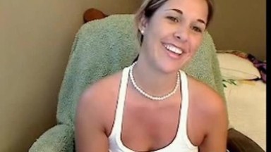 Sexy amatoriale MILF gioca con la fica in webcam