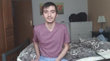 Spogliarello di un ragazzo sexy con una sega in webcam