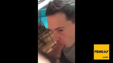 Twink ingoia un grosso cazzo e fa un video amatoriale di pompini