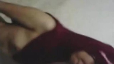 Spogliarello e pompino sensuali della ragazza indonesiana