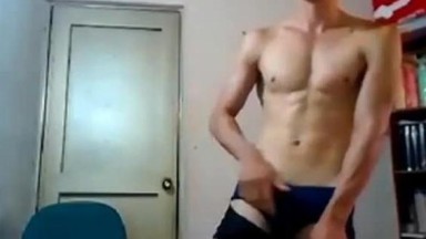 Twink gioca con il suo culo caldo spalancato in webcam