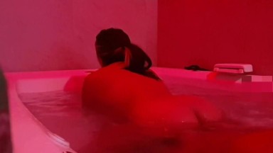 Il primo sesso nella Jacuzzi di una coppia interrazziale con una babysitter adolescente dal culo grosso