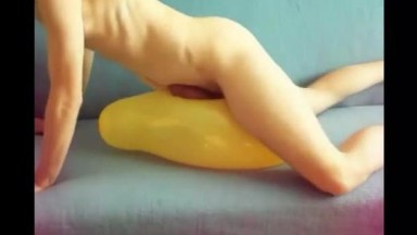 Twink si gobba un palloncino giallo per venire