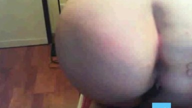 Amatoriale paffuto si masturba in webcam