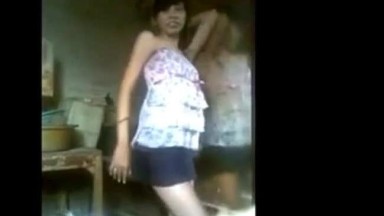 Una ragazza amatoriale indonesiana balla calda