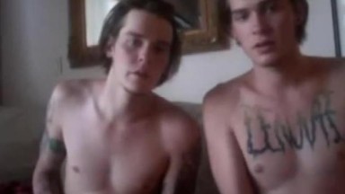 Twink gemelli si masturbano in webcam