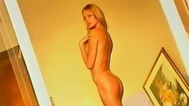 Anna Falchi totalmente nuda sexy ed eccitante