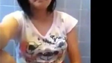 Ragazza asiatica amatoriale con gli occhiali si masturba