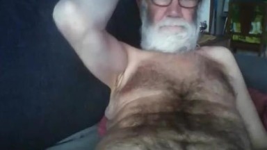 Nonno che accarezza in webcam