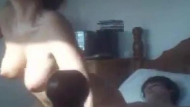 Donna anziana, uomo più giovane in webcam